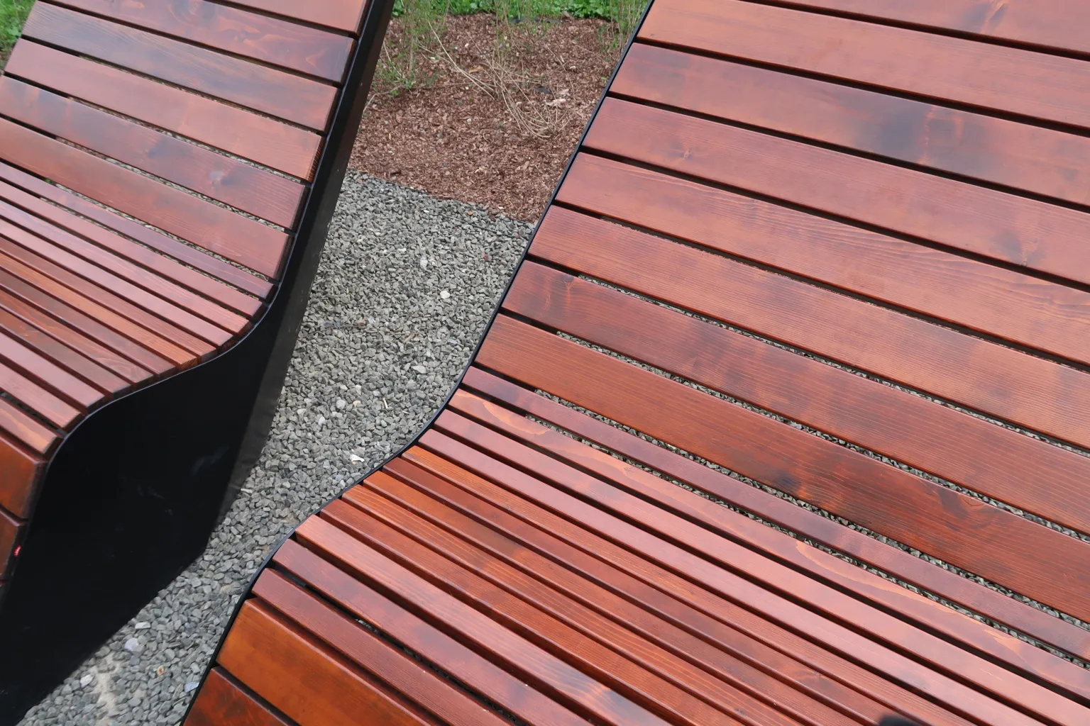 parksolstol med barrträ och ekfärg