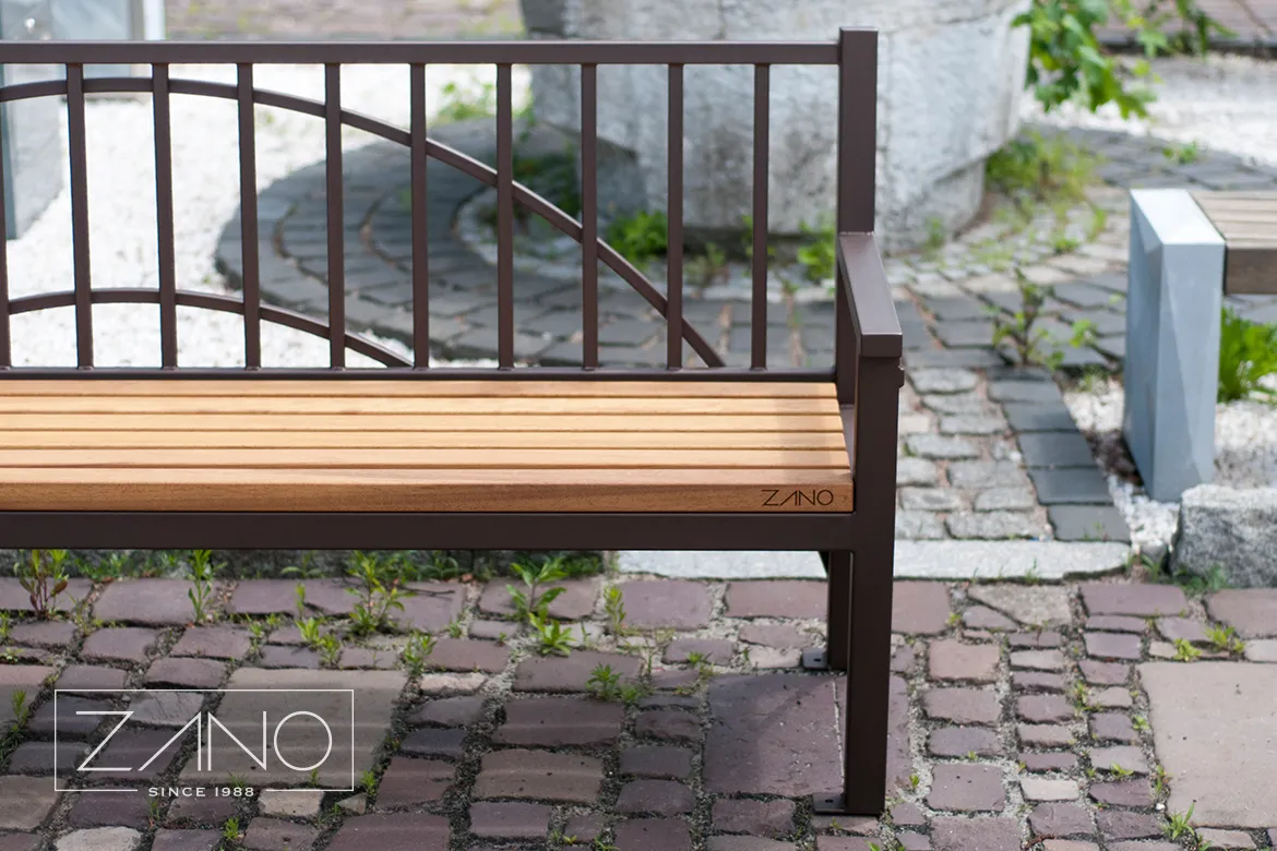 Stadsbänkar med stålkonstruktion och detaljer i det ädelträet iroko