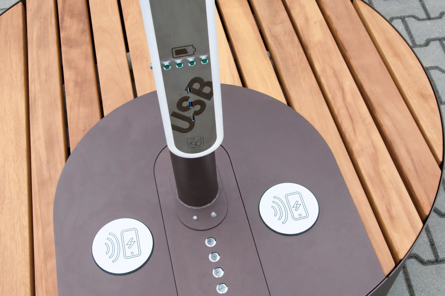solstation med iroko-trä
