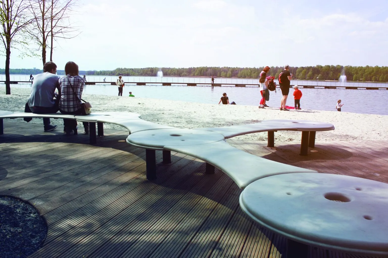 Groove-bänk i arkitektonisk betong