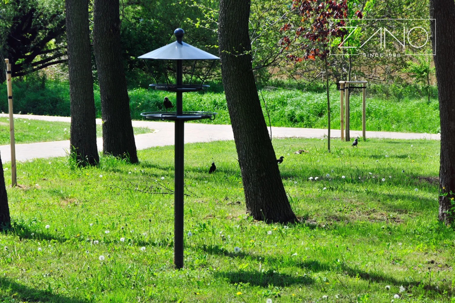 Fågelmatare i stadsparken