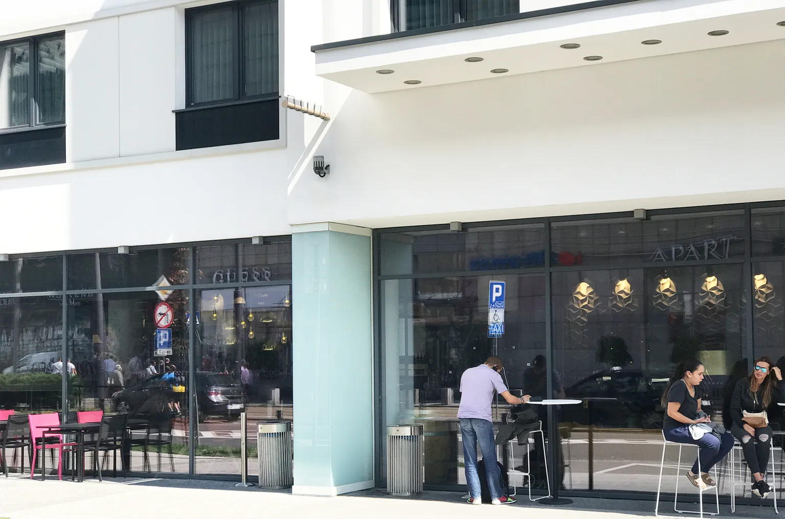 En modern, urban papperskorg i rostfritt stål