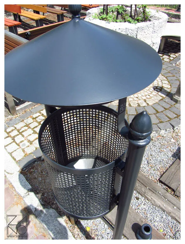 papperskorgar, bänkar, staket runt parken