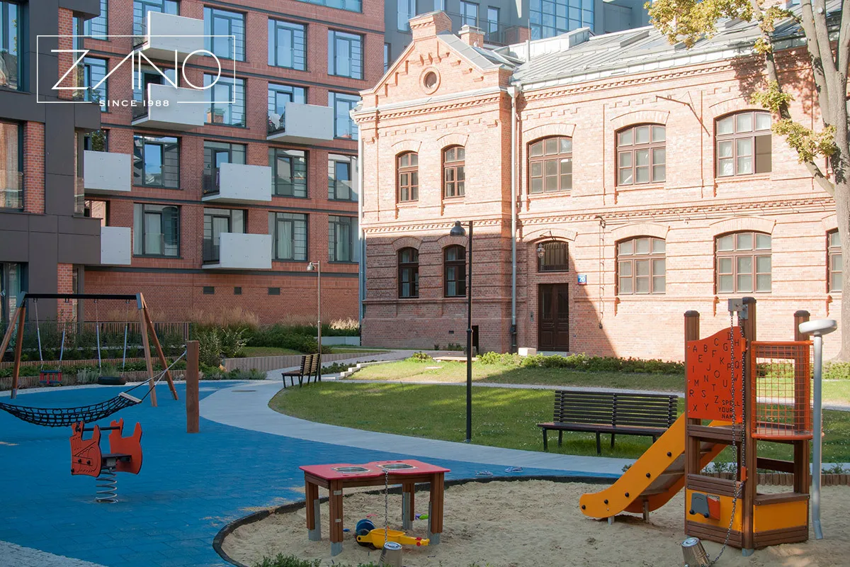 En stadsbänk som passar perfekt i parken eller på lekplatsen, tillverkad i stål med ryggstöd i trä