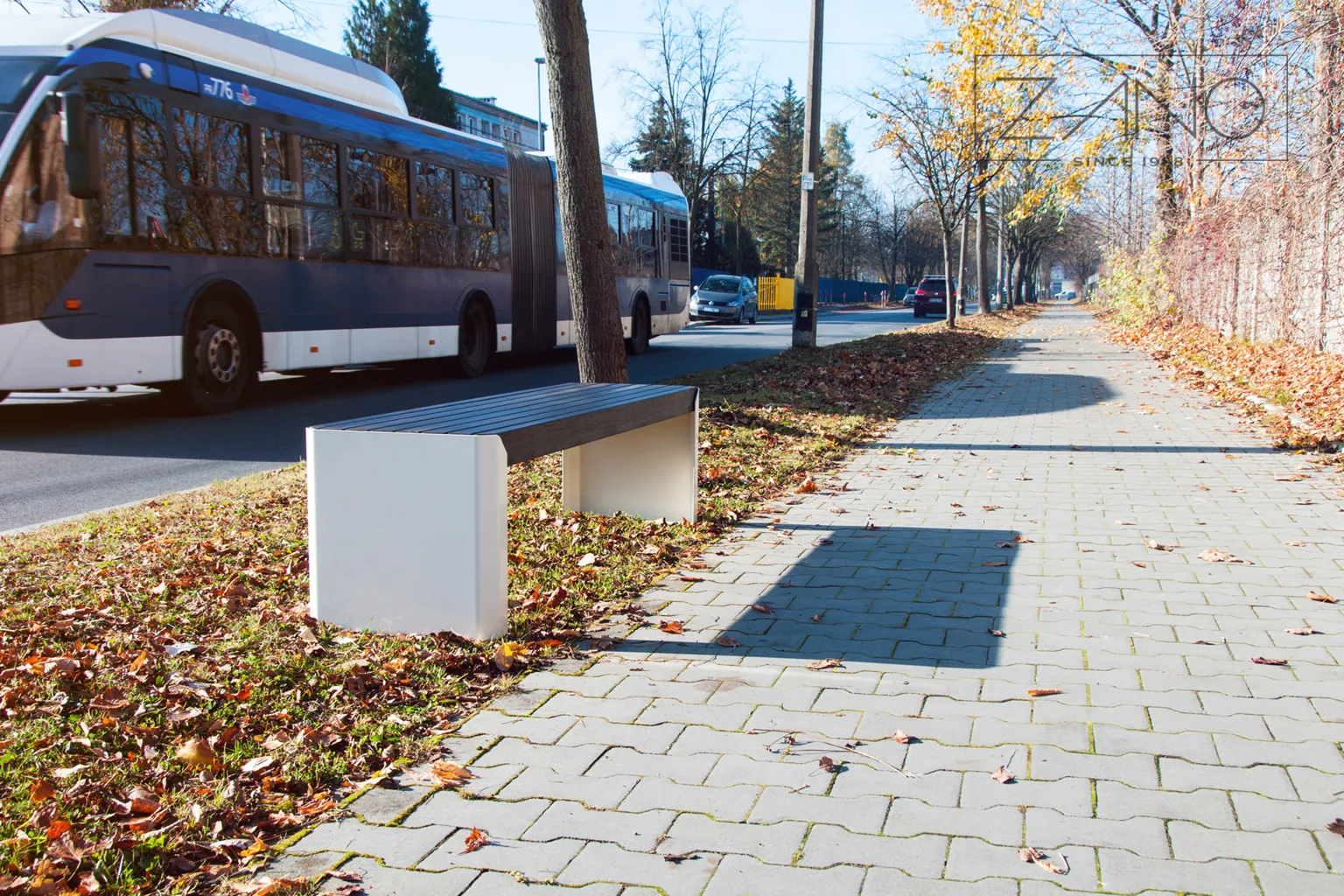 Bänk Stilo 02.448 av kolstål med barrträ