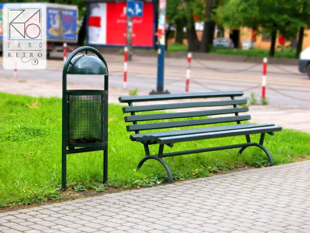 En klassisk parkbänk med trälameller och en papperskorg i metall med tak i retrostil