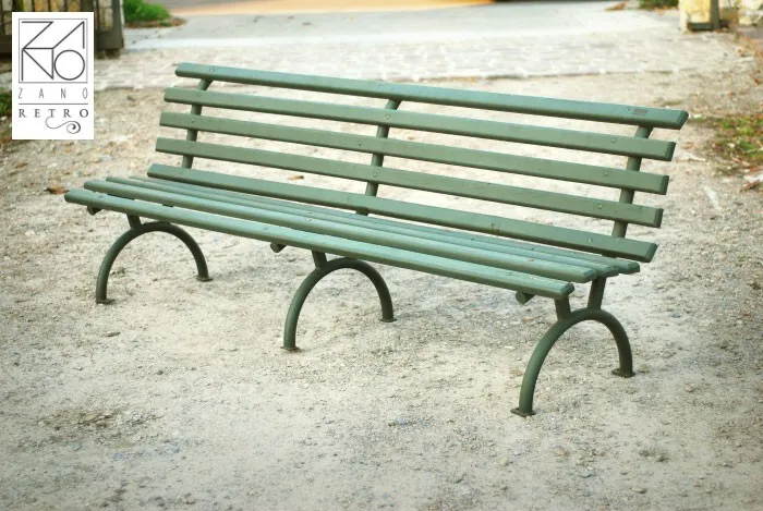 parkbänk av rör med tvärribbor