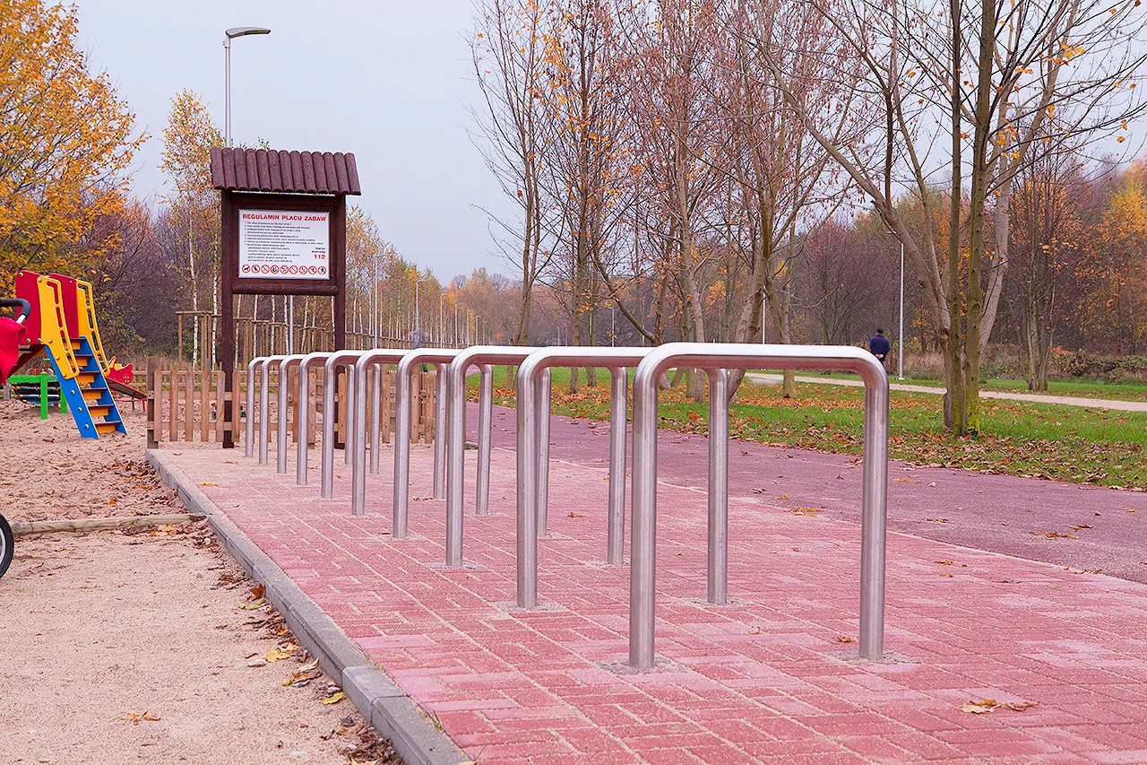 En minimalistisk cykelställning tillverkad av rostfritt stål