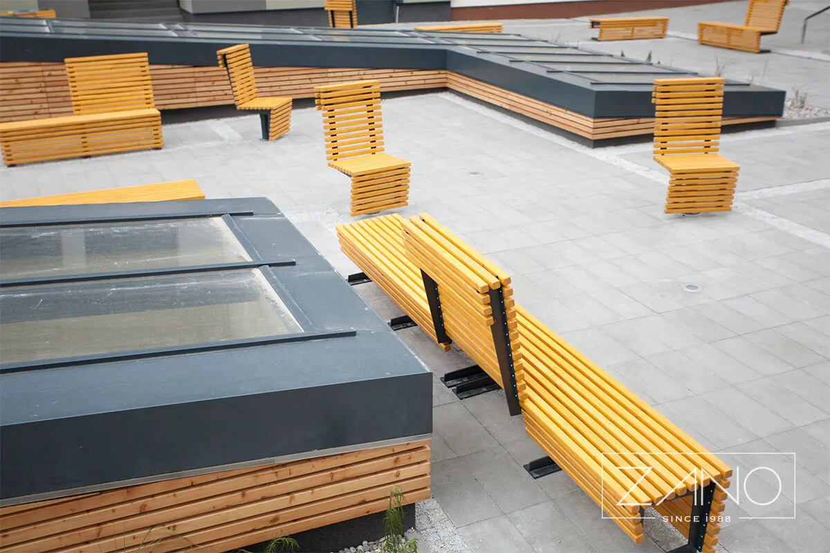 Moderna stadsmöbler vid Tekniska högskolan i Warszawa