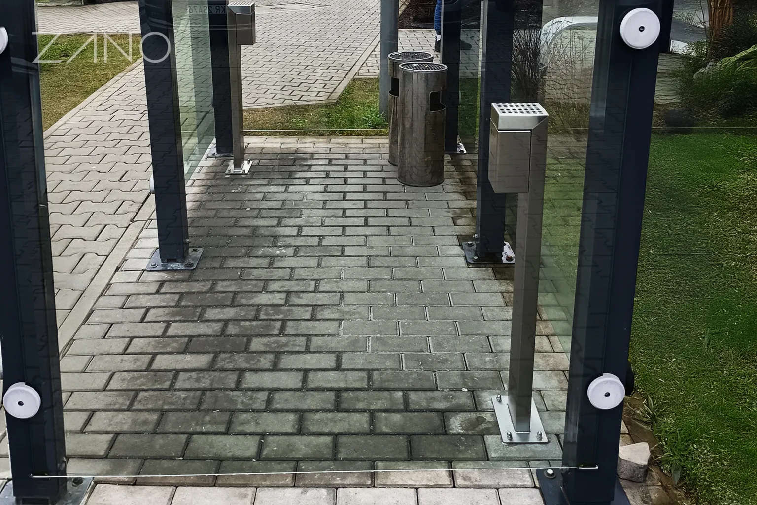 Utomhusaskkopp som står på marken och skruvas fast i underlaget