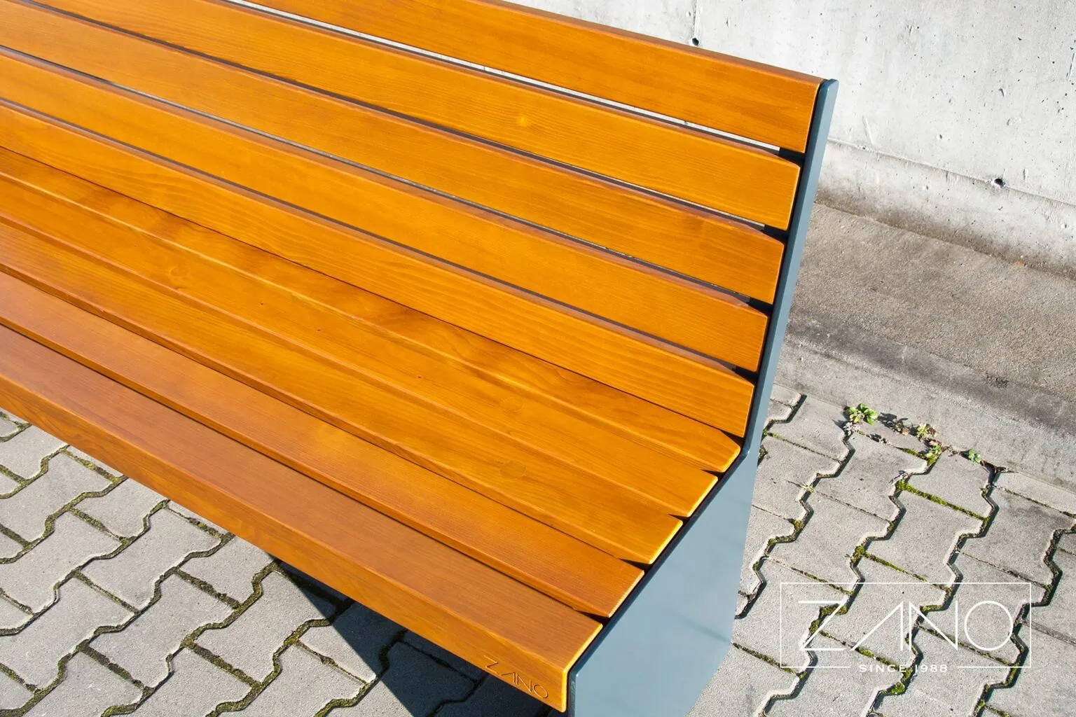 Barrträ av europeiskt ursprung i cypressfärg