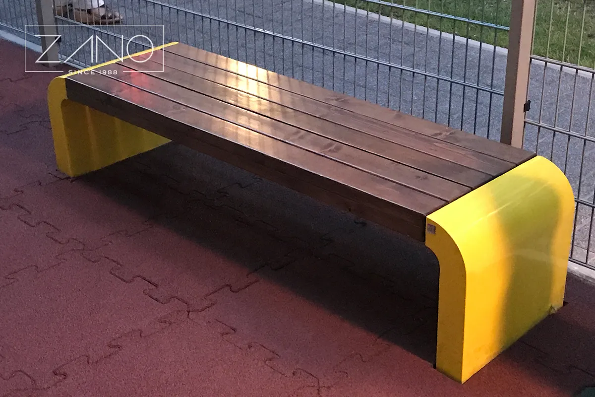 Bänkar till lekplatsen