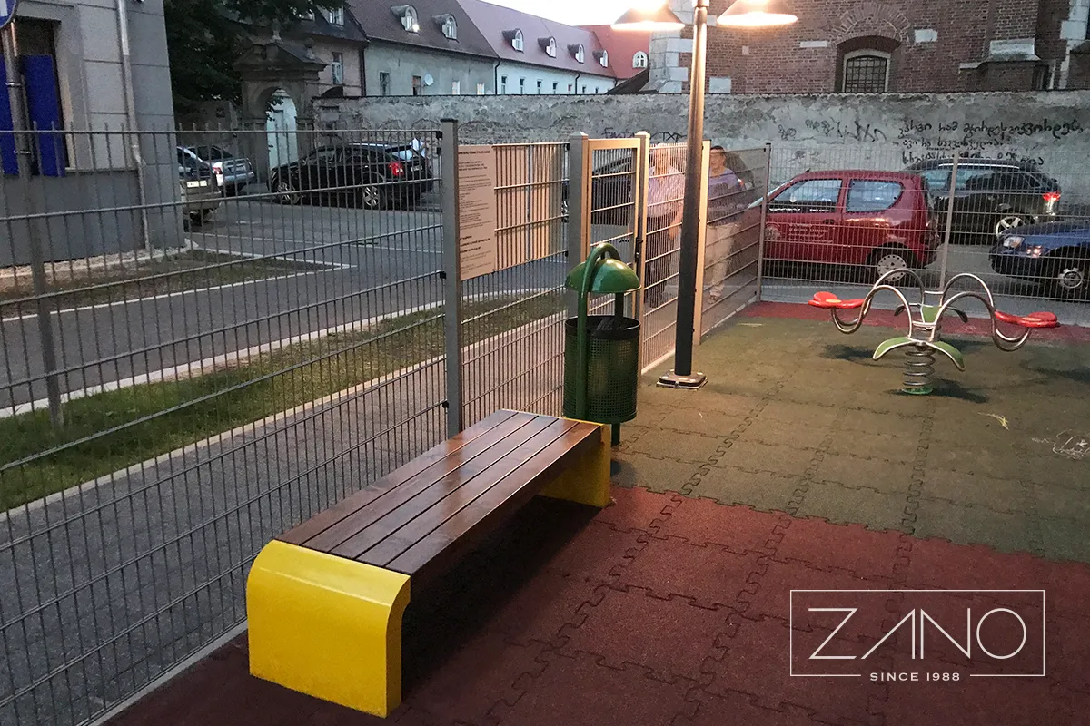 Lekplatsutrustning. Stadsmöbler i stål och trä