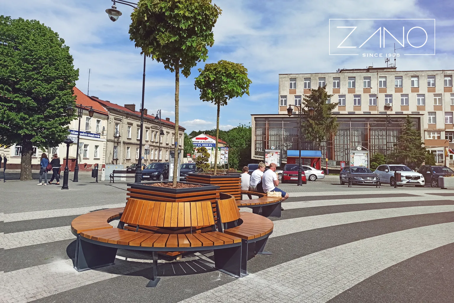 Stadens torg är utrustat med ZANO:s stadsmöbler
