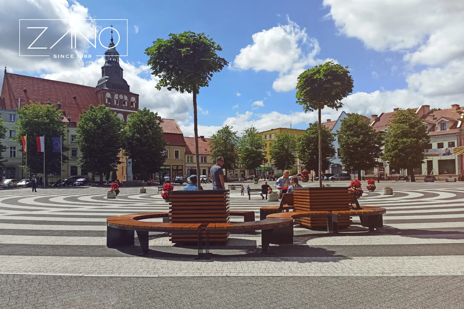 Stadsbänkarna Domino och planteringskärlen Block med barrträ av europeiskt ursprung, lackerade i färgen Cypress