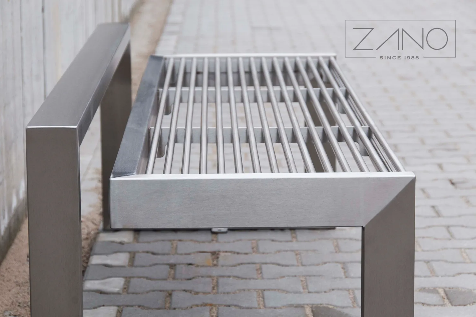 B-bench – bänk i rostfritt stål | ZANO Stadsmöbler
