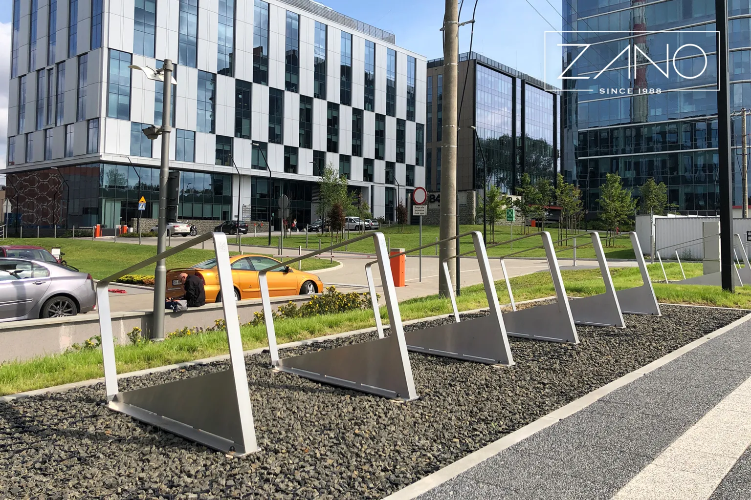 Bekväma, höga cykelställ för stadsmiljöer