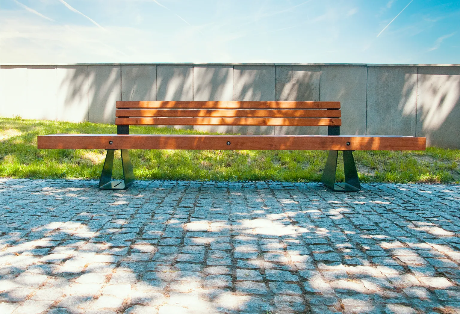 En klassisk, stilfull stadsbänk från ZANO Street Furniture
