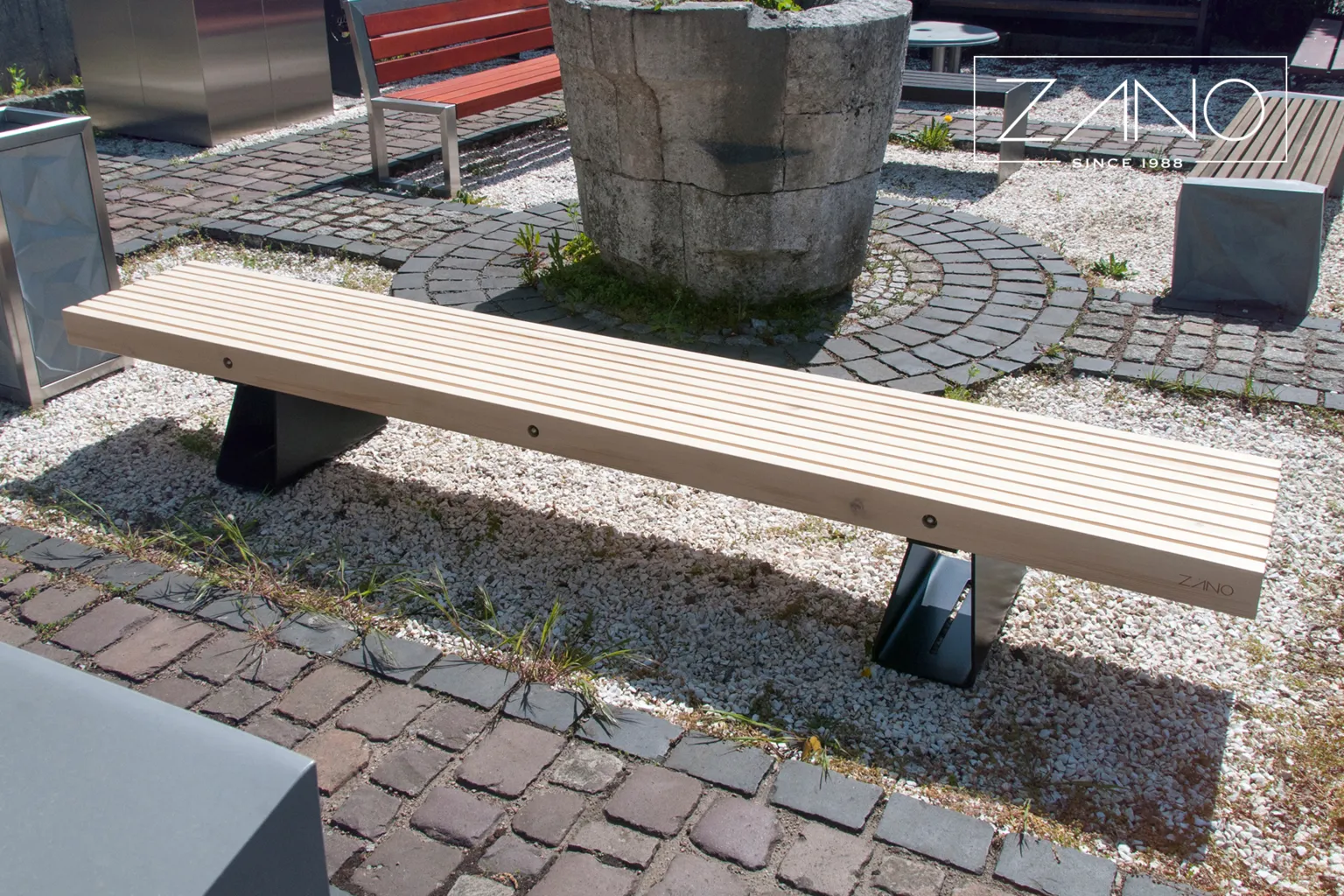 En modern, robust stadsbänk i granvirke