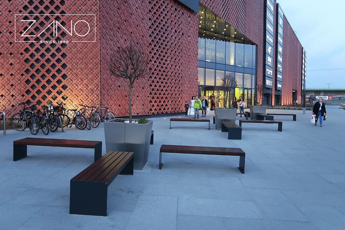 Tulip-krukor och rostfritt stål i kombination med Simple-bänkar