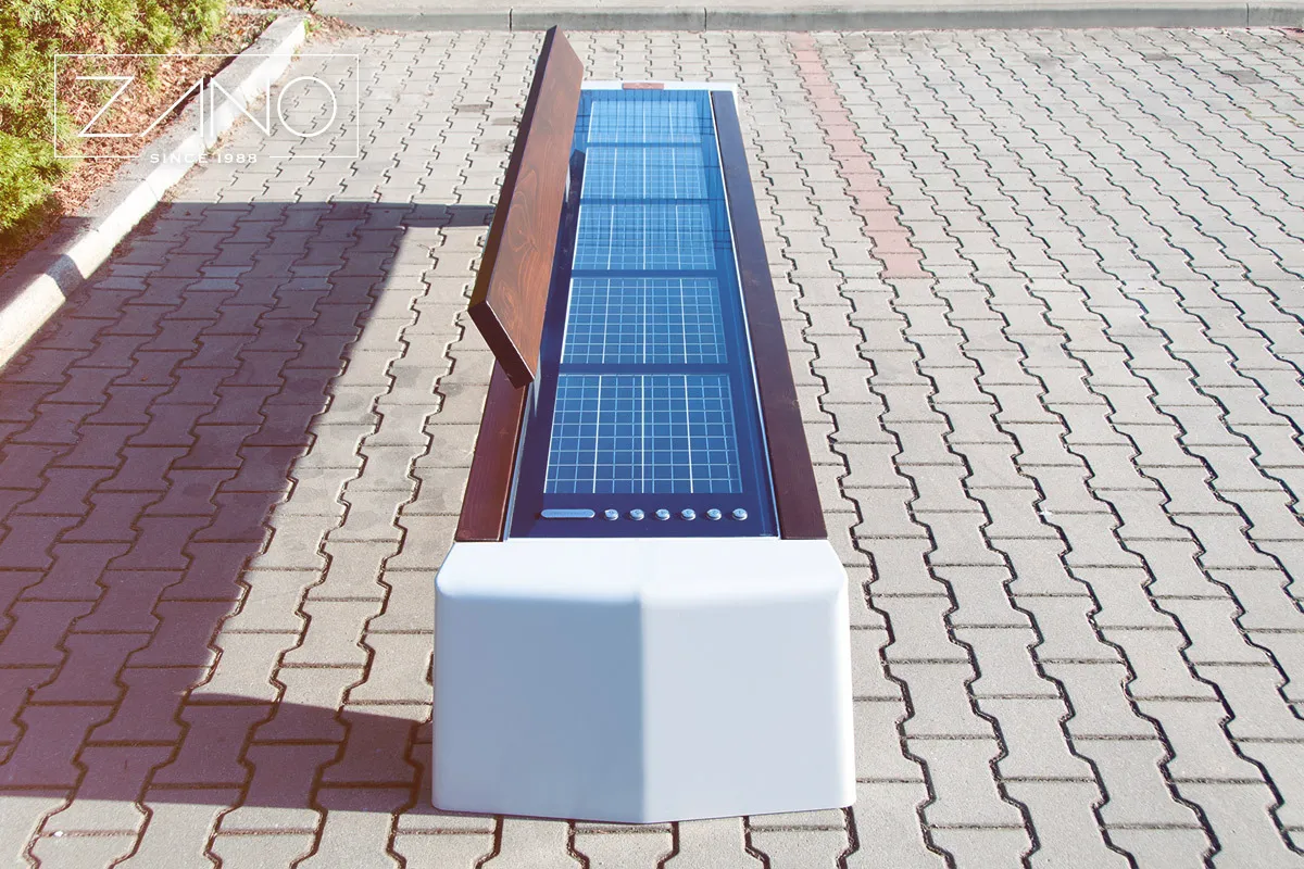 Solcellsdrivna bänkar i staden som drivs av energi från solcellspaneler