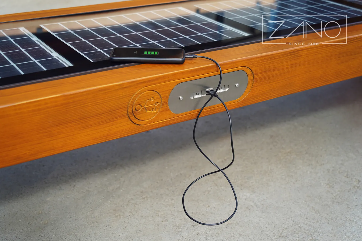 Multimedial stadsbänk med USB-uttag och solcellspaneler