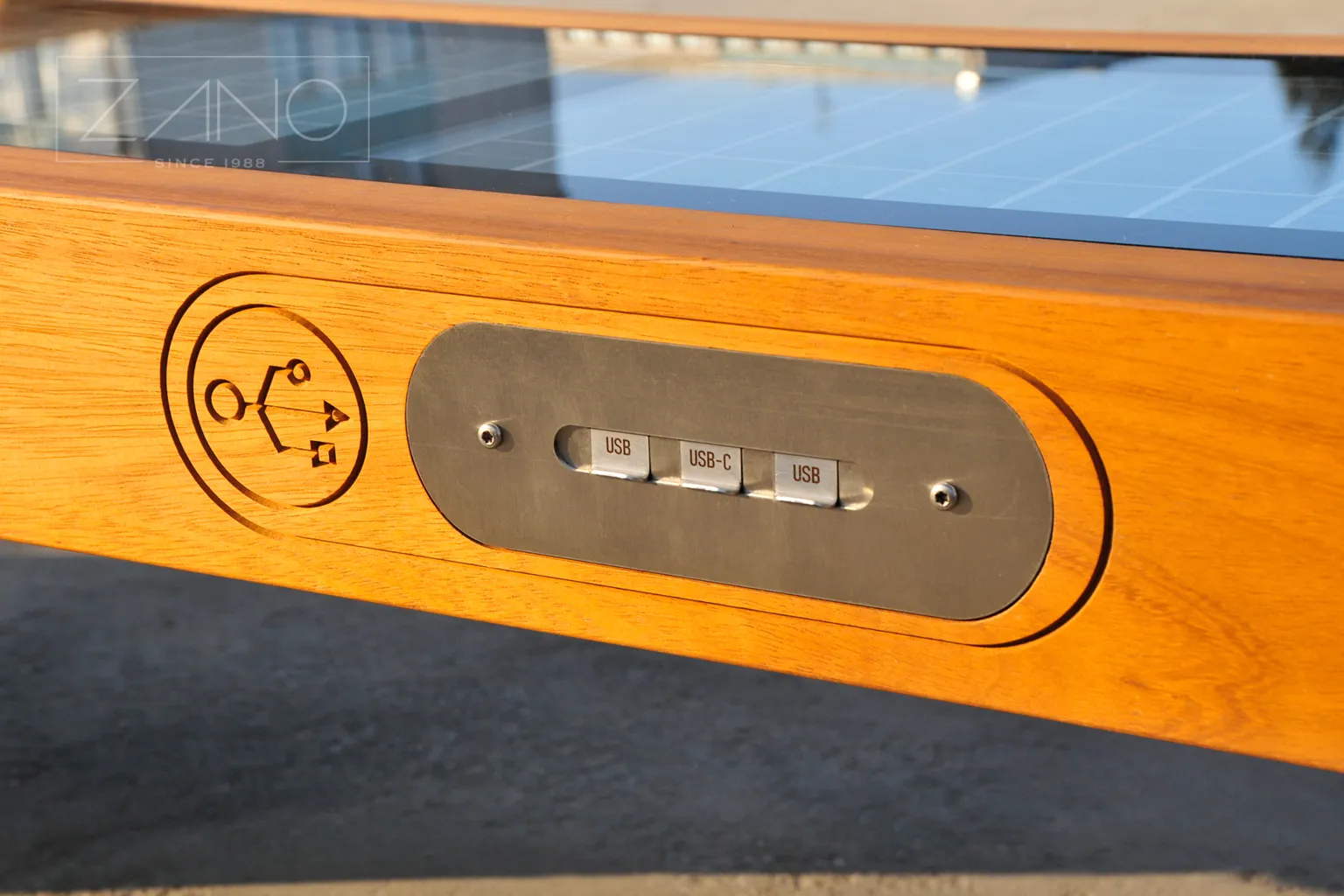 Bänk med USB-panel för snabbladdning