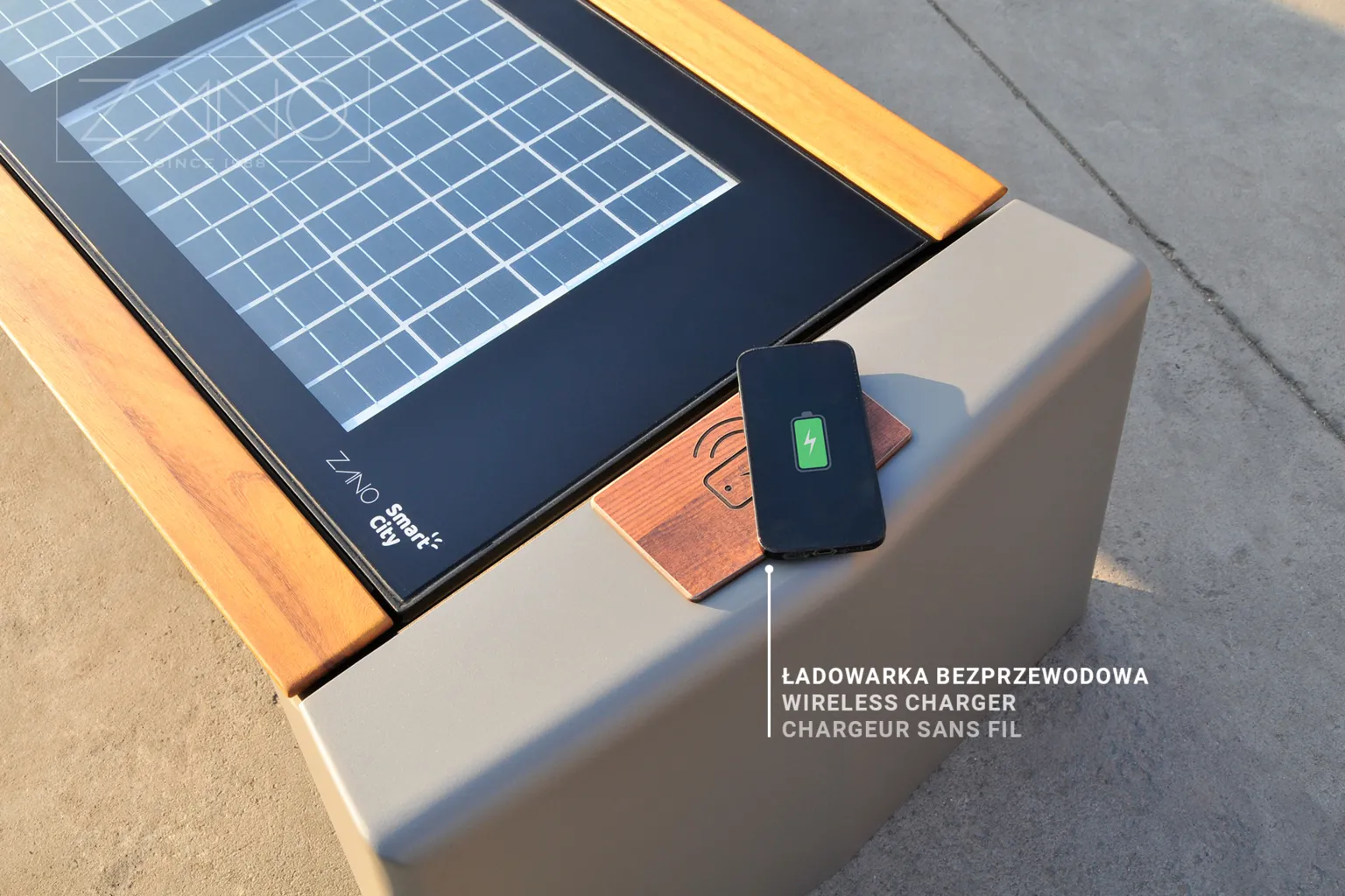 Trådlös laddare för mobiltelefoner i solbänken ”Photon”