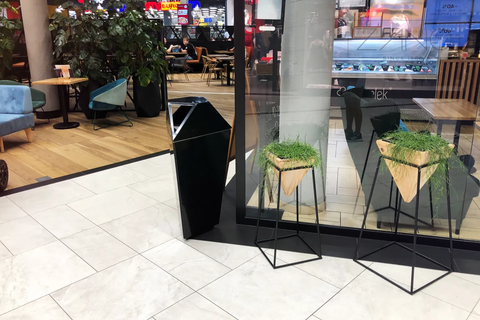 en modern papperskorg och ett köpcentrum