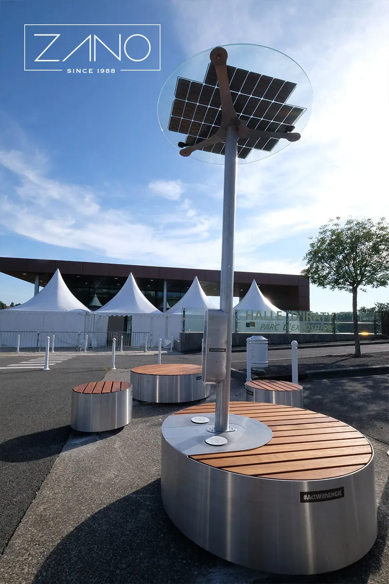 Multimedial solenergistation med bänk tillverkad av rostfritt stål och ädelträ. Solcellspanel tillverkad av mon