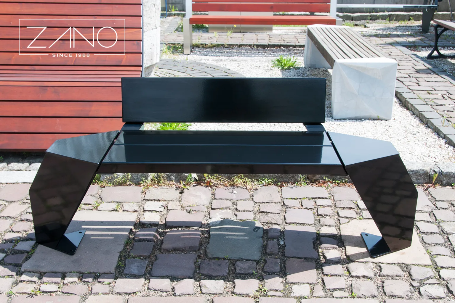En stadsbänk tillverkad av kolstål, målad i färgen RAL 9005