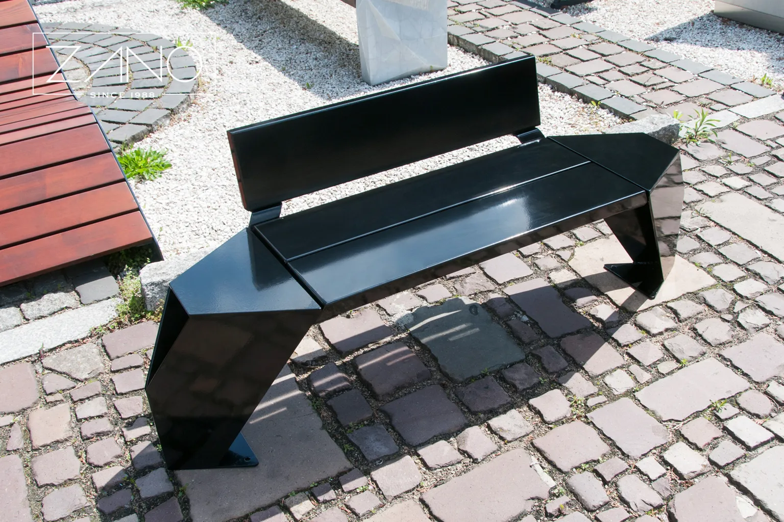En stadsbänk helt tillverkad av kolstål, målad i färgen RAL 9005