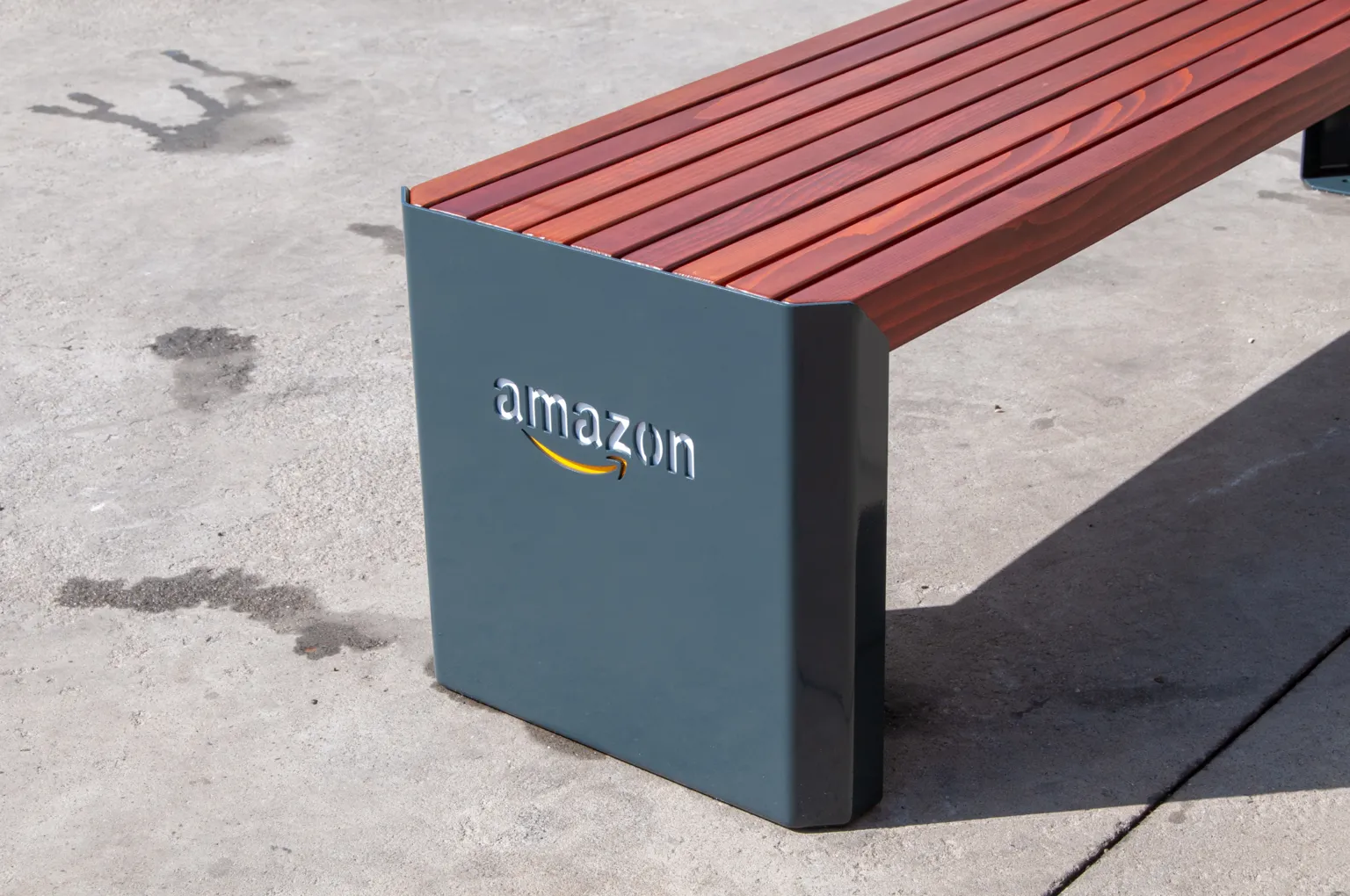 Amazons logotyp utskuren i stål