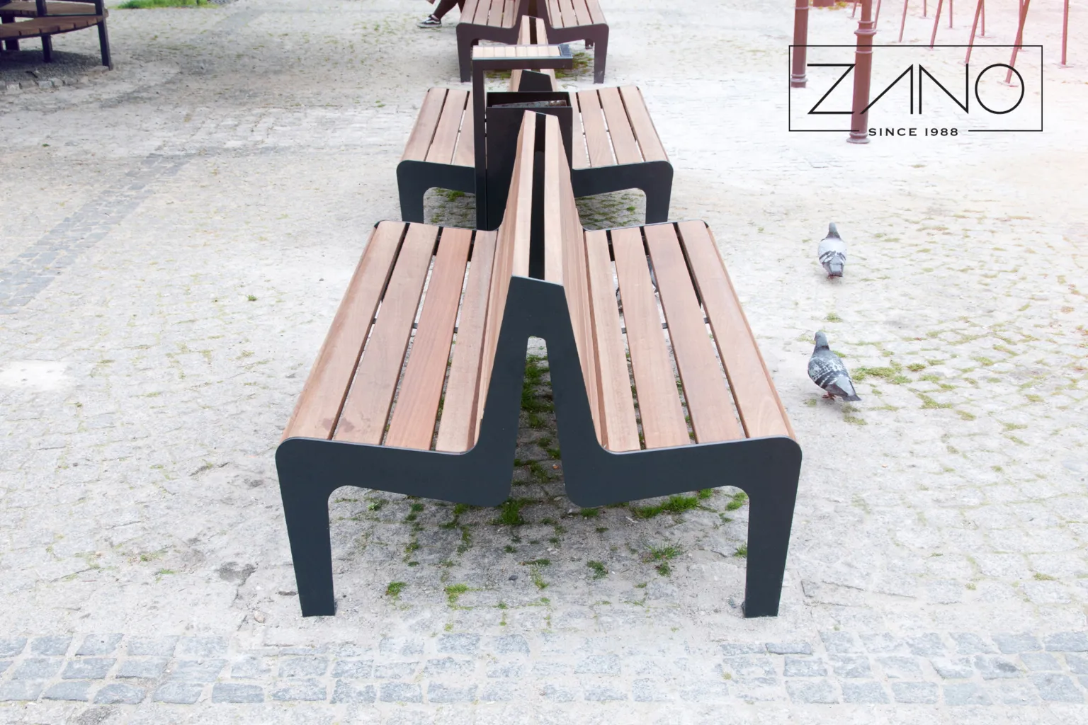 Stadsmöbler av lackerat kolstål och ädelträ