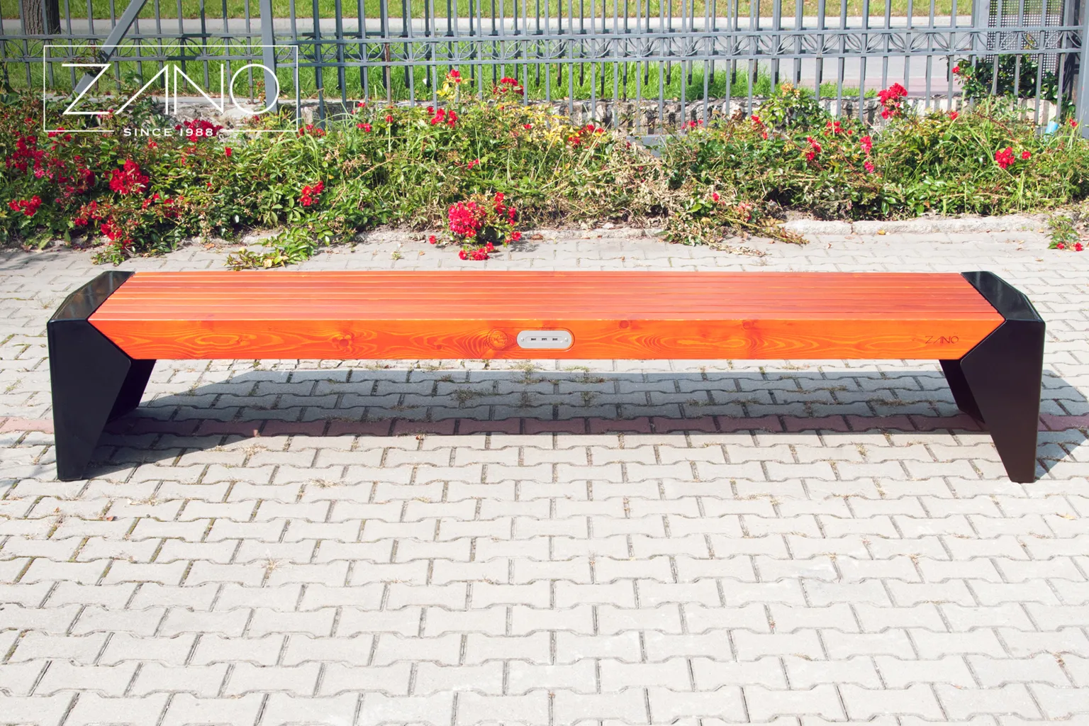 En stadsbänk med USB-uttag för laddning av mobila enheter