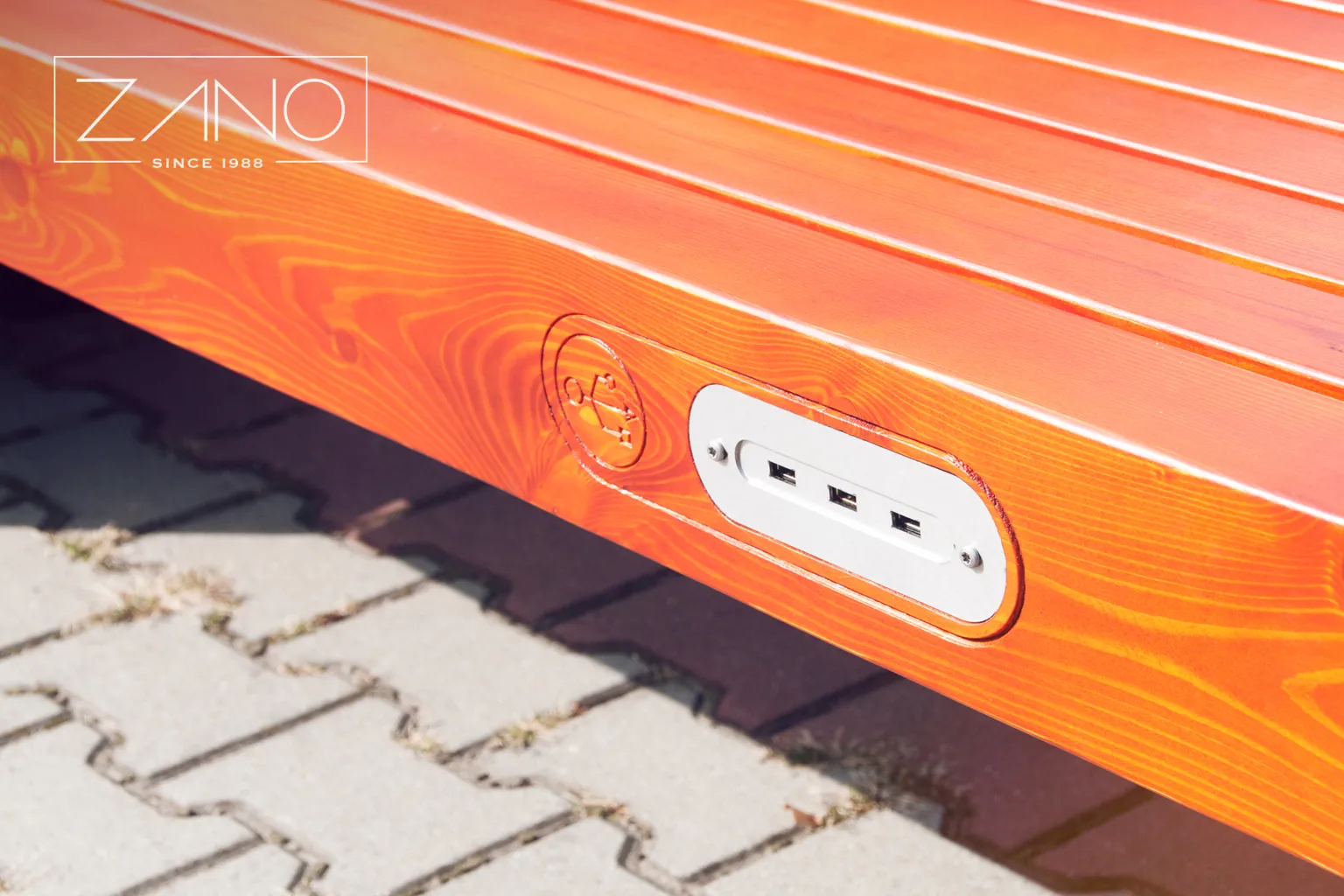 Bänk med USB-laddningsportar