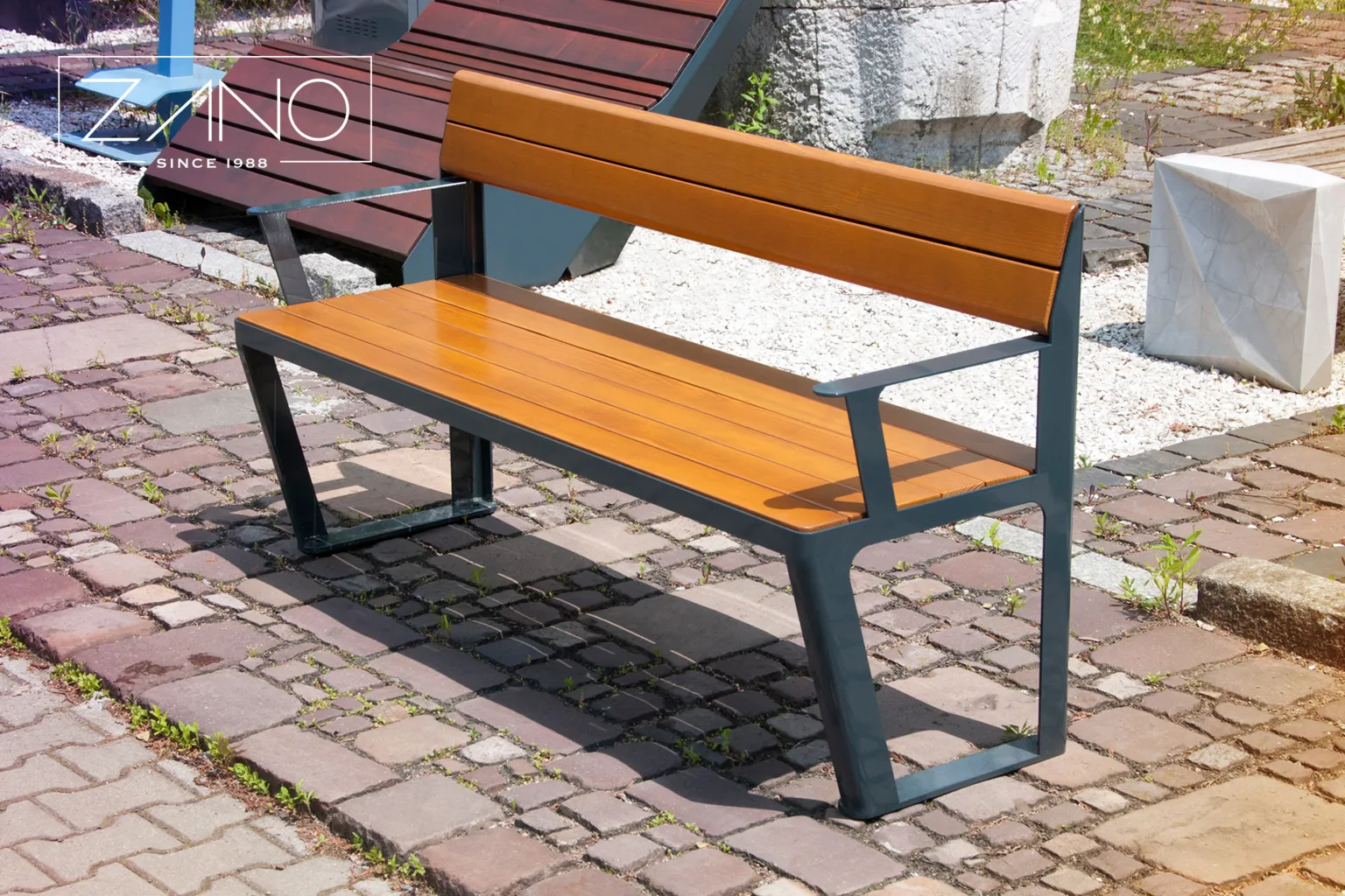 En robust bänk med ryggstöd och armstöd