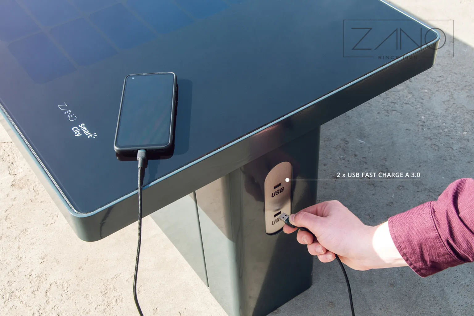 USB-laddare | Scandik – solcellsdriven stadsbänk