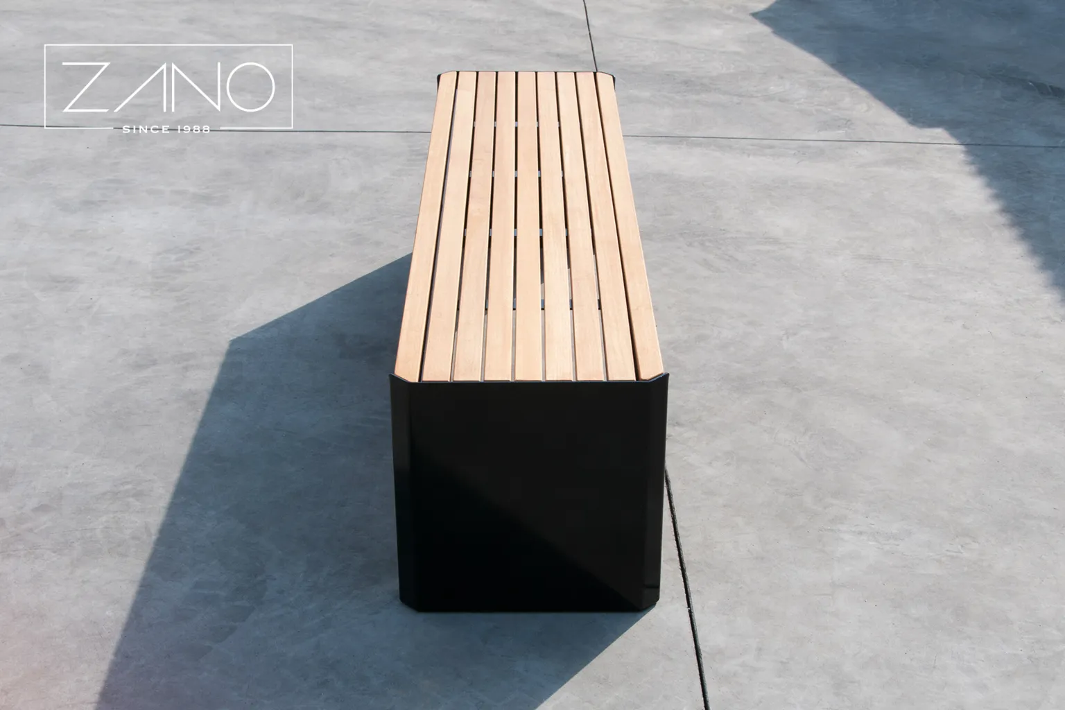En modern stadsbänk med minimalistisk design