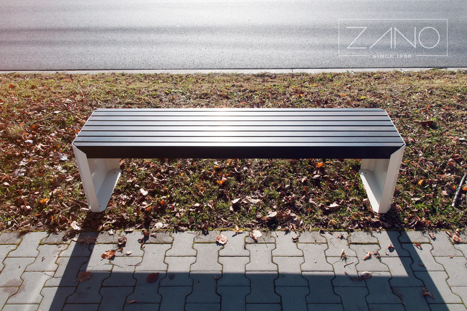 En modern stadsbänk, minimalistisk design, robust konstruktion