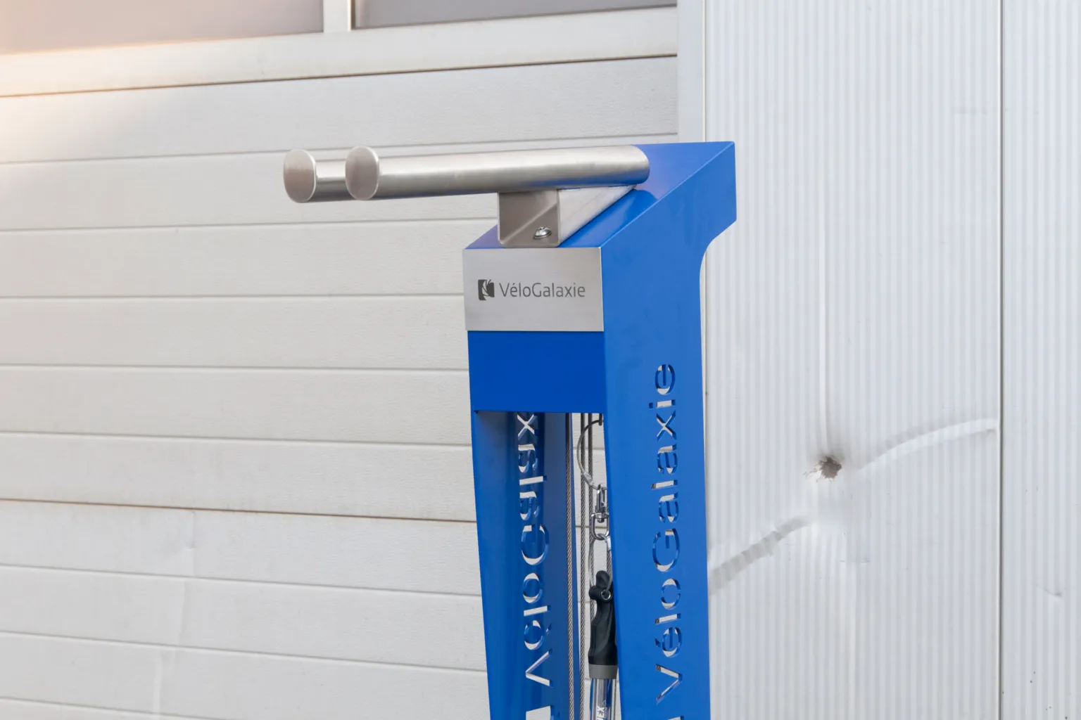 En kangu-station med utskuren logotyp i stål