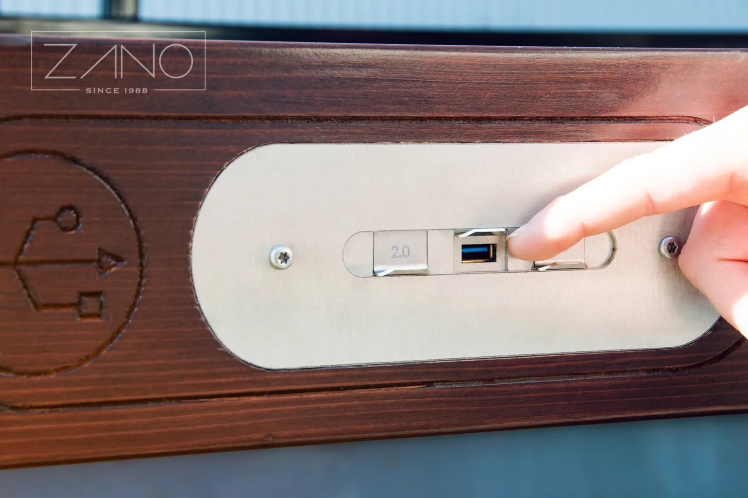 Enkel och snabb laddning av smarttelefonen tack vare USB-anslutningen på bänken