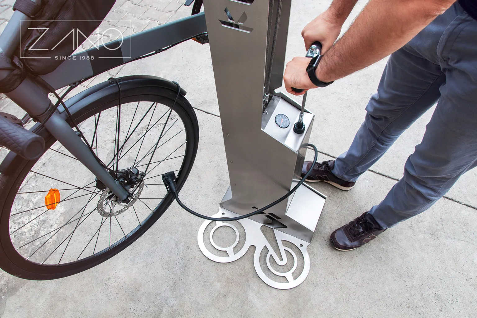 KANGU Cykelreparationsstation med golvpump
