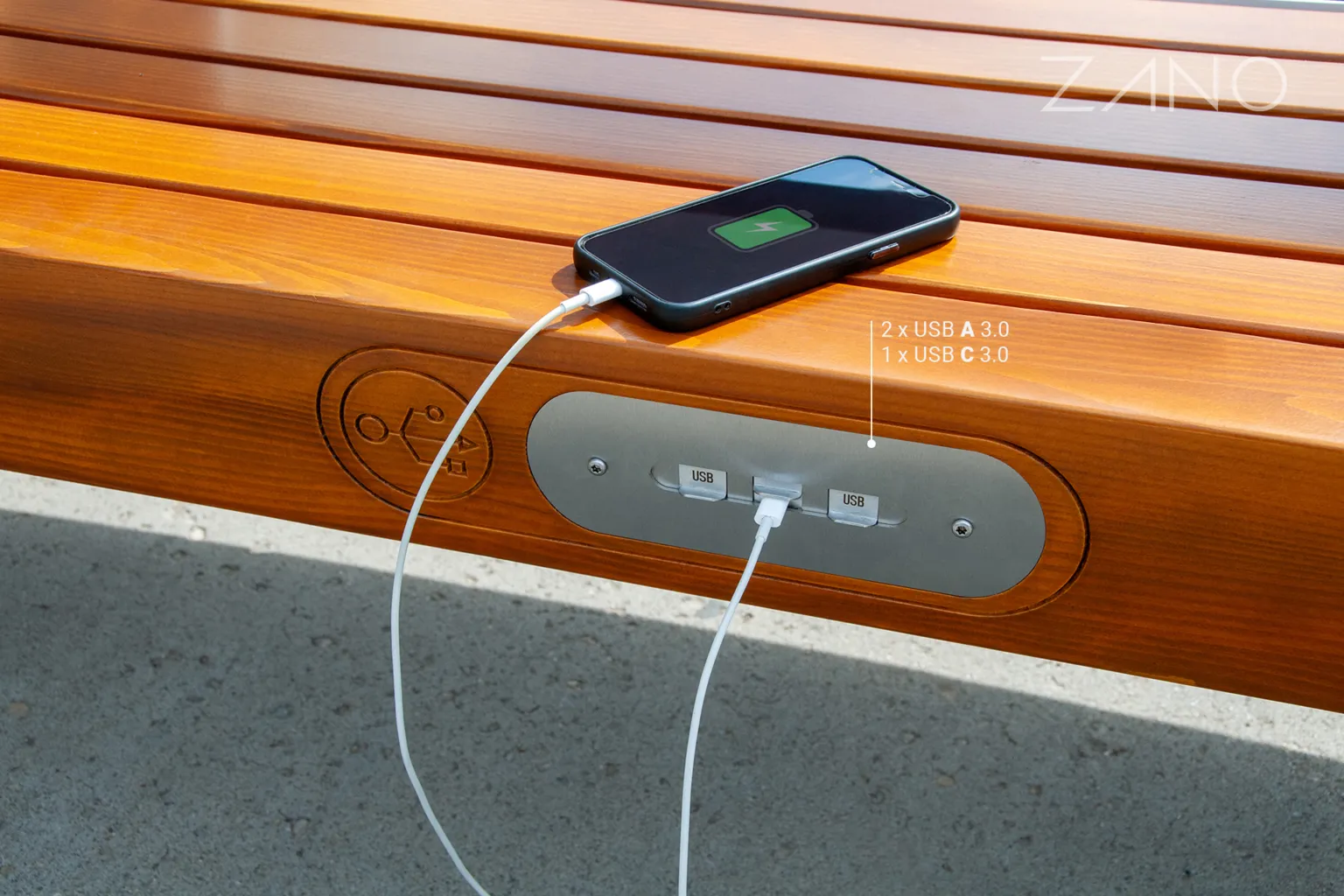 Solcellsdrivna bänkar med USB-uttag för att ladda mobilen