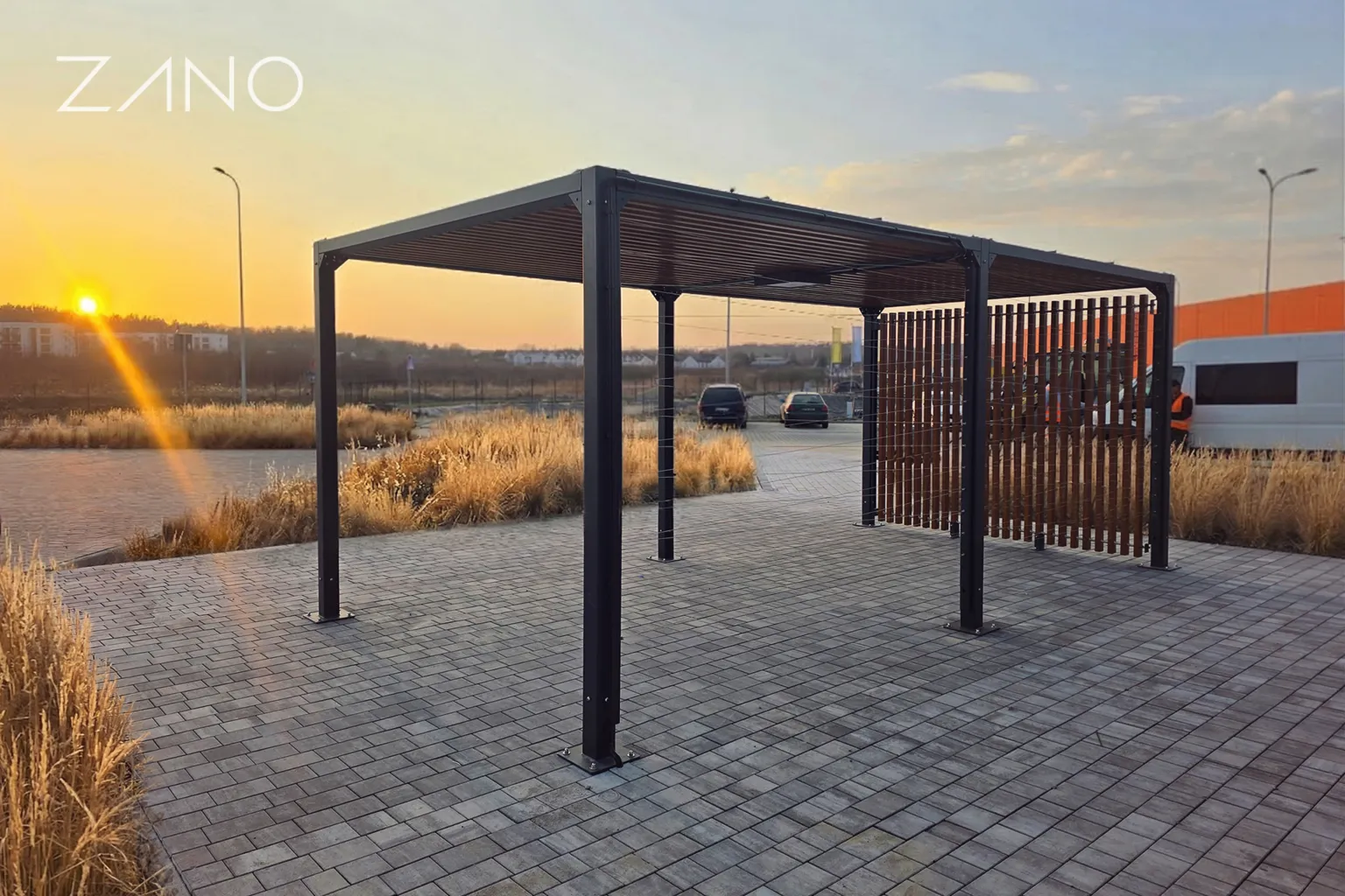 Pergola i stål med träbrädor och linor för buskar