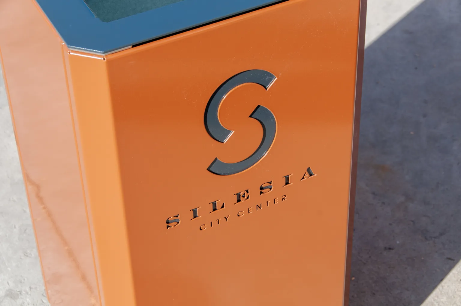Silesias logotyp utskuren i stål