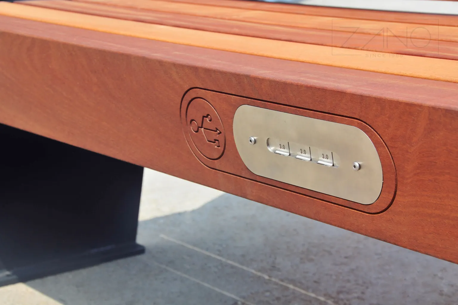 en stadsbänk med USB-uttag