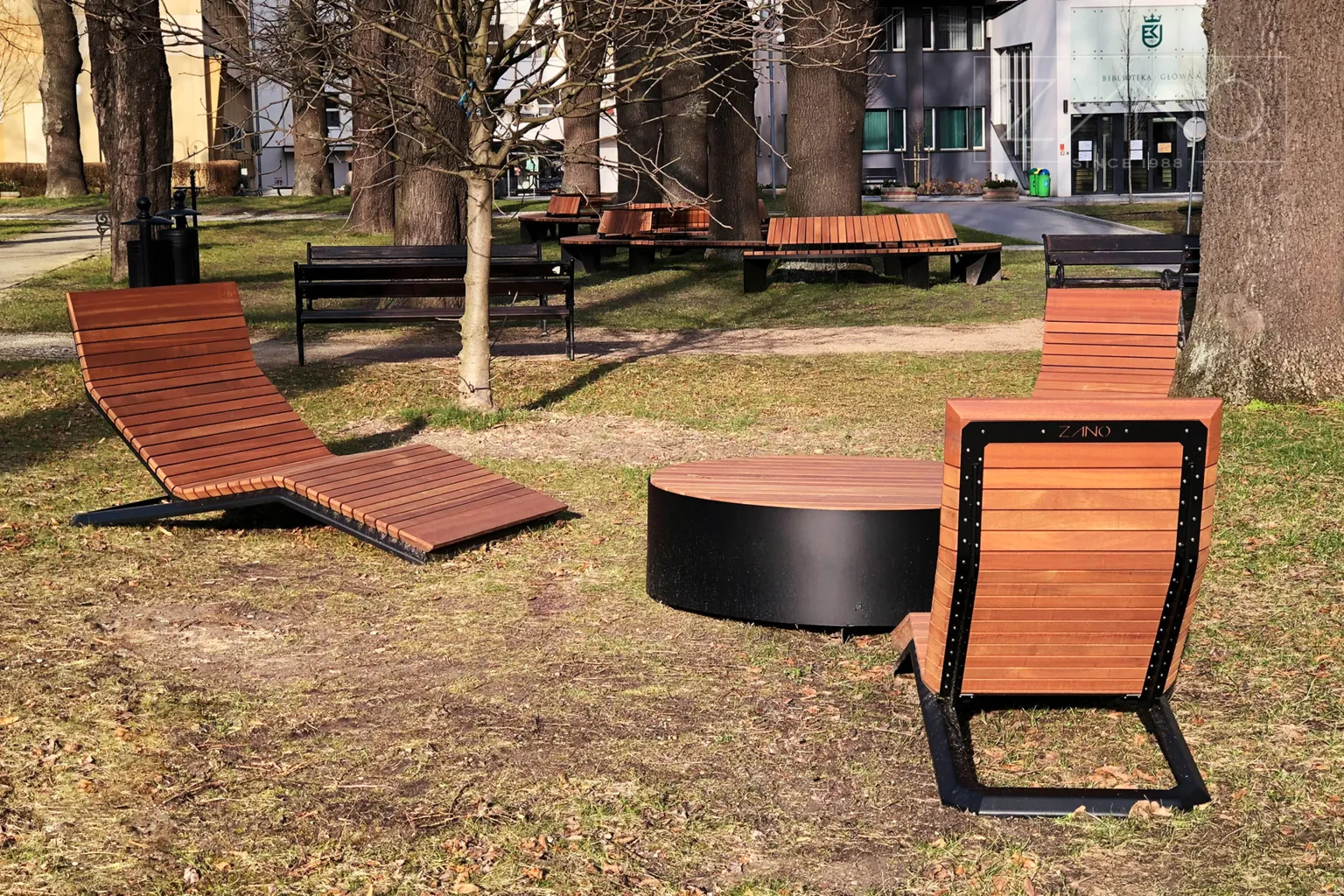 Stadsmiljön förses med moderna parksolstolar och bänkar