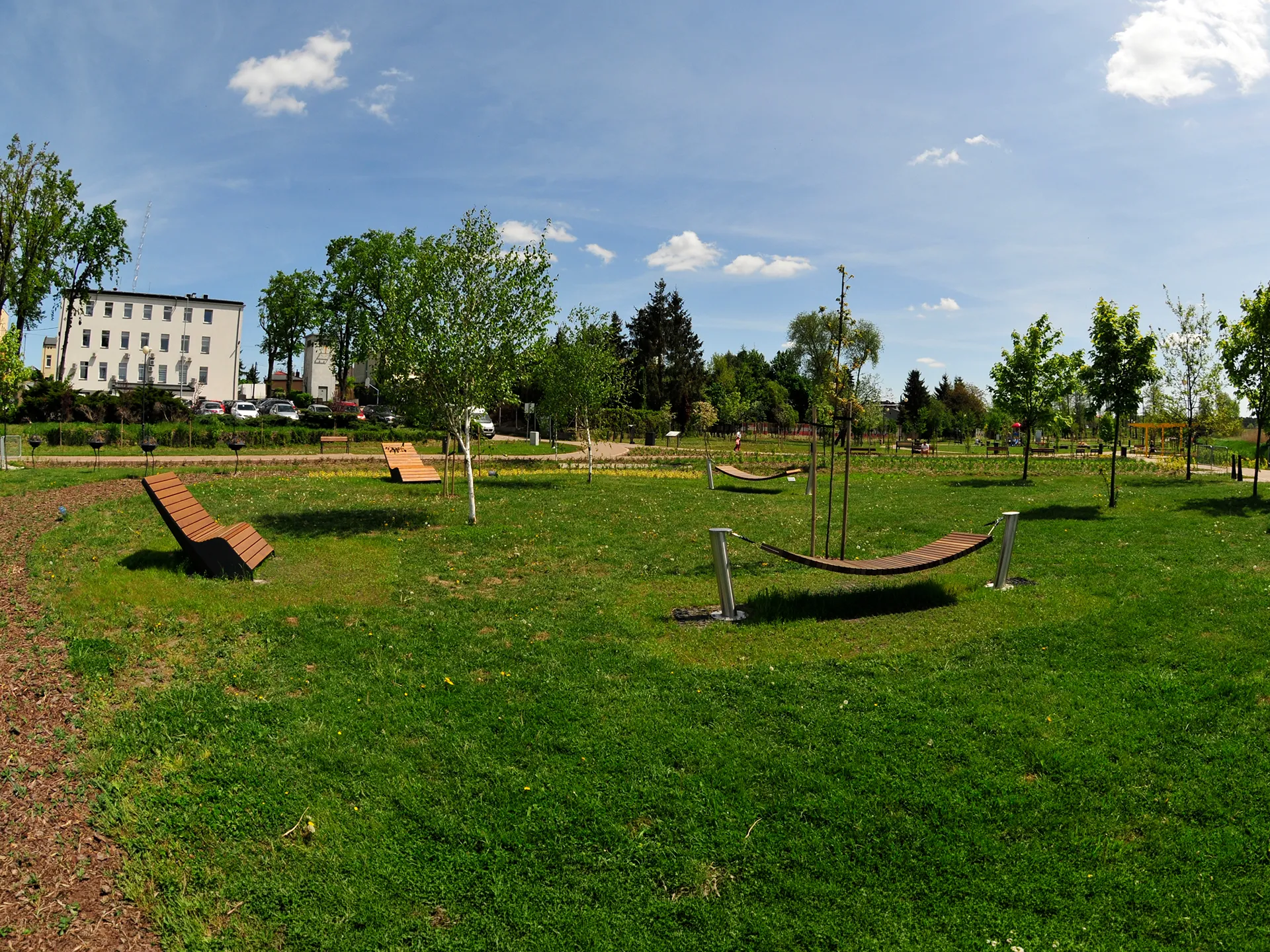 hängmattor och parksolstolar i stadsparken
