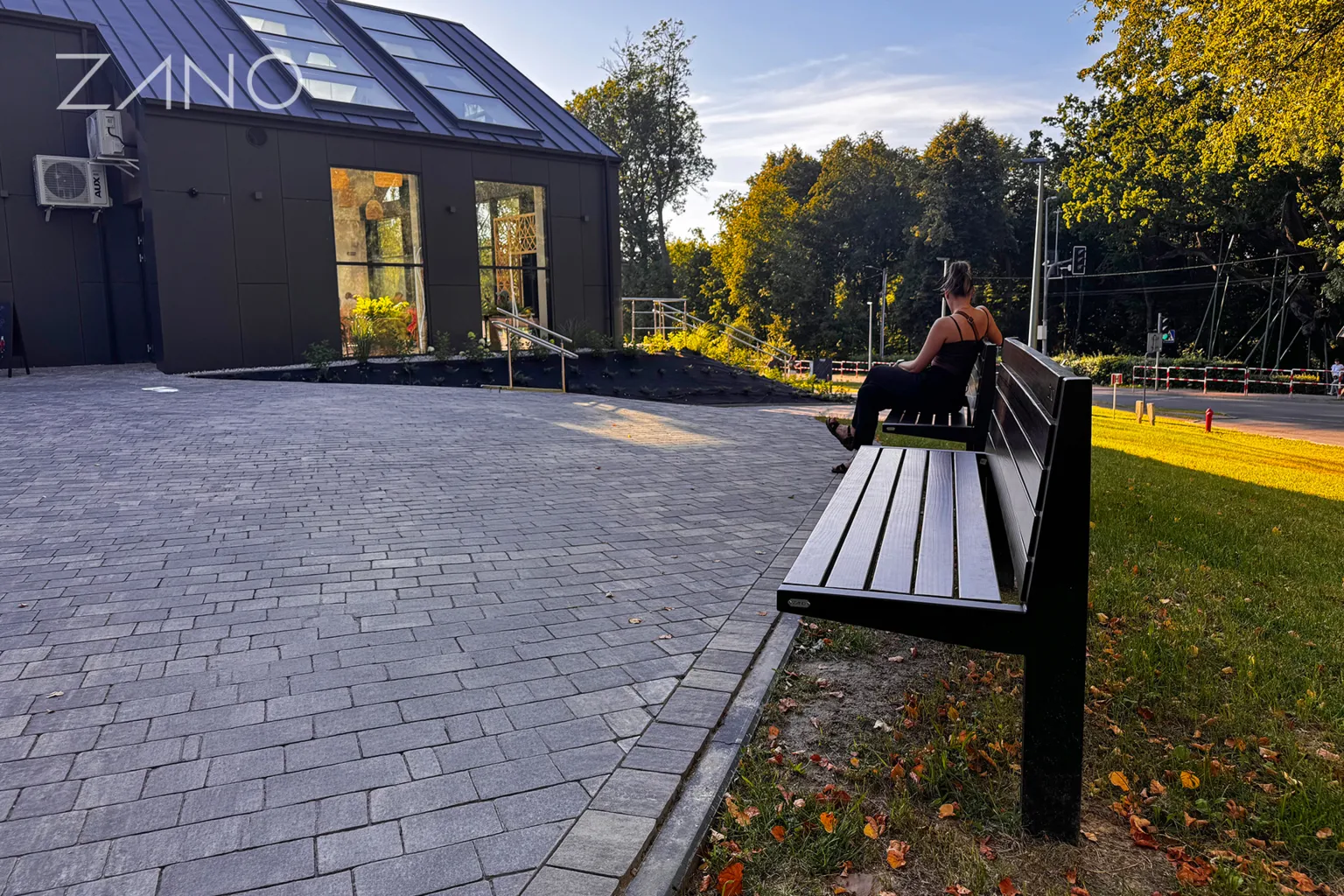 Amicus-bänkar med ryggstöd i parken